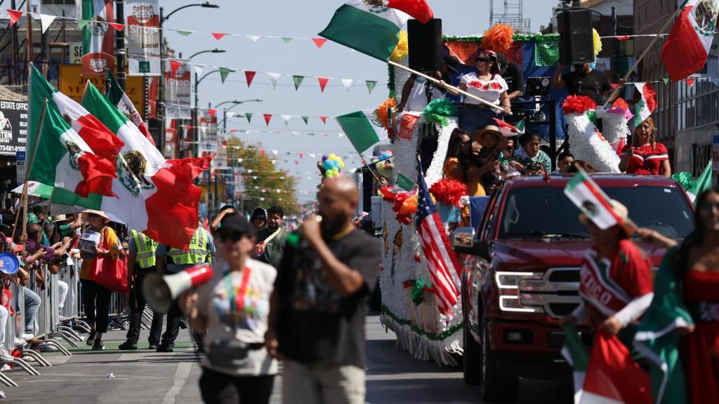 El desfile mexicano en Chicago, que inicialmente se había cancelado debido a la mayor presencia de agentes del Servicio de Inmigración y Control de Aduanas (ICE) en la ciudad, se lleva a cabo con voluntarios apostados a lo largo de la ruta, equipados con radios, celulares y silbatos para informar rápidamente sobre cualquier problema.