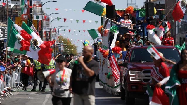 El desfile mexicano en Chicago, que inicialmente se había cancelado debido a la mayor presencia de agentes del Servicio de Inmigración y Control de Aduanas (ICE) en la ciudad, se lleva a cabo con voluntarios apostados a lo largo de la ruta, equipados con radios, celulares y silbatos para informar rápidamente sobre cualquier problema.