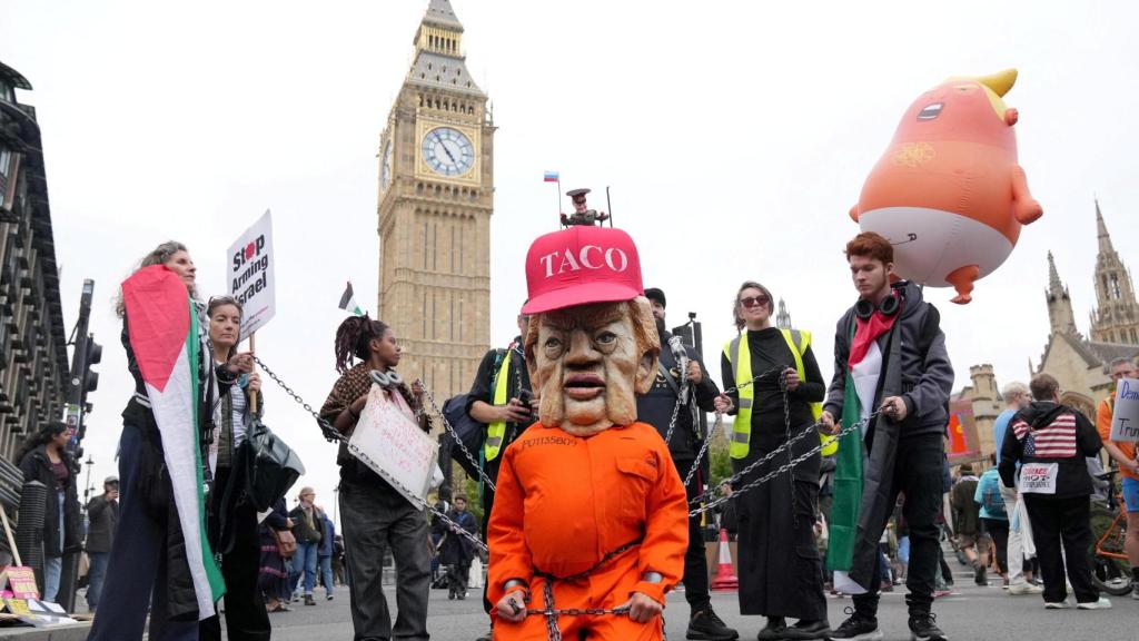 Una persona vestida como Donald Trump participa en la manifestación en el centro de Londres contra la visita de Estado del presidente de EEUU y la primera dama, Melania.