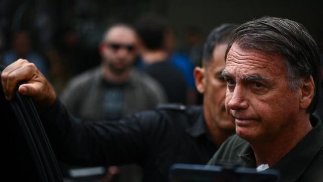 Jair Bolsonaro sale del hospital DF Star tras someterse a un procedimiento médico en Brasilia (Brasil).