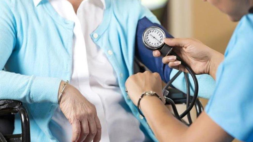 Médico atendiendo a un paciente. Imagen de archivo.