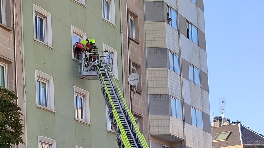 Bomberos de Vigo en la calle Pizarro