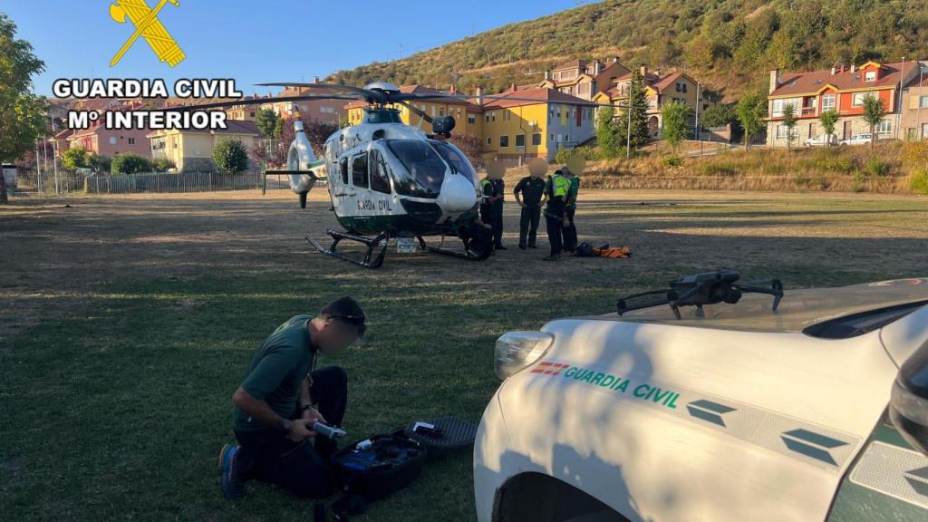 Los agentes de la Guardia Civil que han participado en la búsqueda del montañero desaparecido