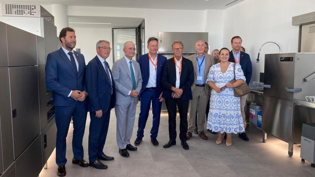 Autoridades y propietarios de Winterhalter durante la visita a las nuevas instalaciones.