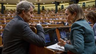 El líder del PP Alberto Nuñez Feijóo y la diputada del PP Cuca Gamarra, este miércoles en el Congreso.