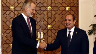 El rey Felipe VI y el presidente de Egipto, Abdelfatá al Sisi, durante su encuentro en el Palacio de Heliópolis, en El Cairo.