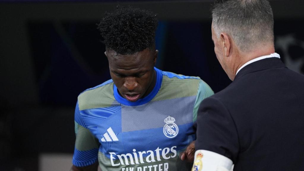 Vinicius, dirigiéndose al banquillo antes del partido contra el Marsella