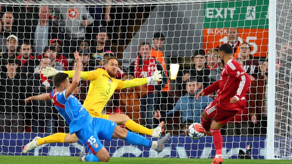 Momento del remate de Salah al palo.