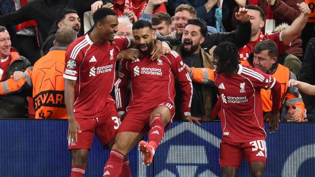 Salah es felicitado por sus compañeros.