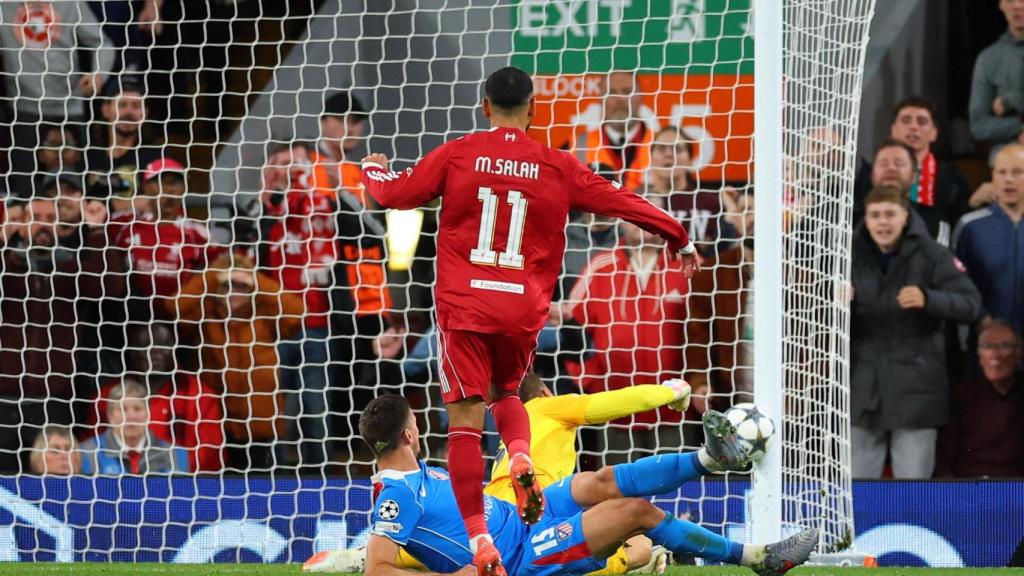 Salah estrella el balón en el palo en el partido ante el Atlético de Madrid.