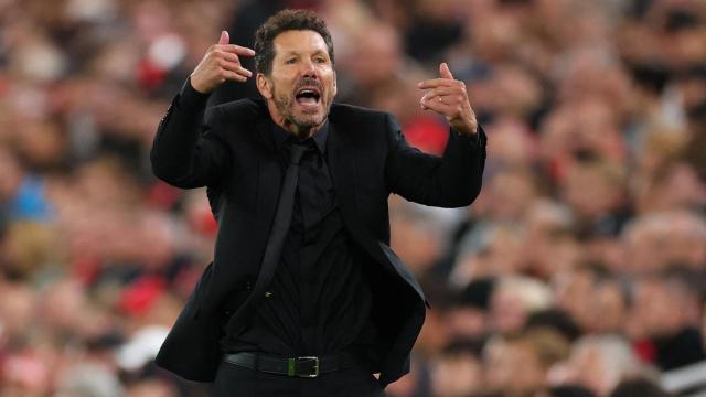 Simeone, durante el partido en Anfield ante el Liverpool.