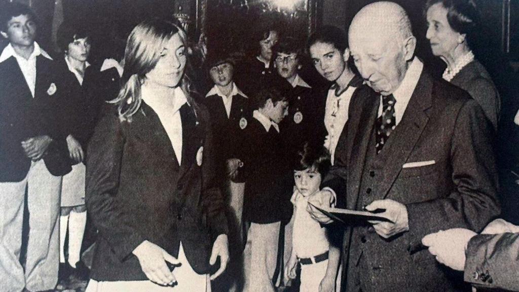 Franco, con los niños de la Operación Plus Ultra, en El Pardo, después de que el Consejo de Ministros se diera por enterado de las penas de muerte dictadas.