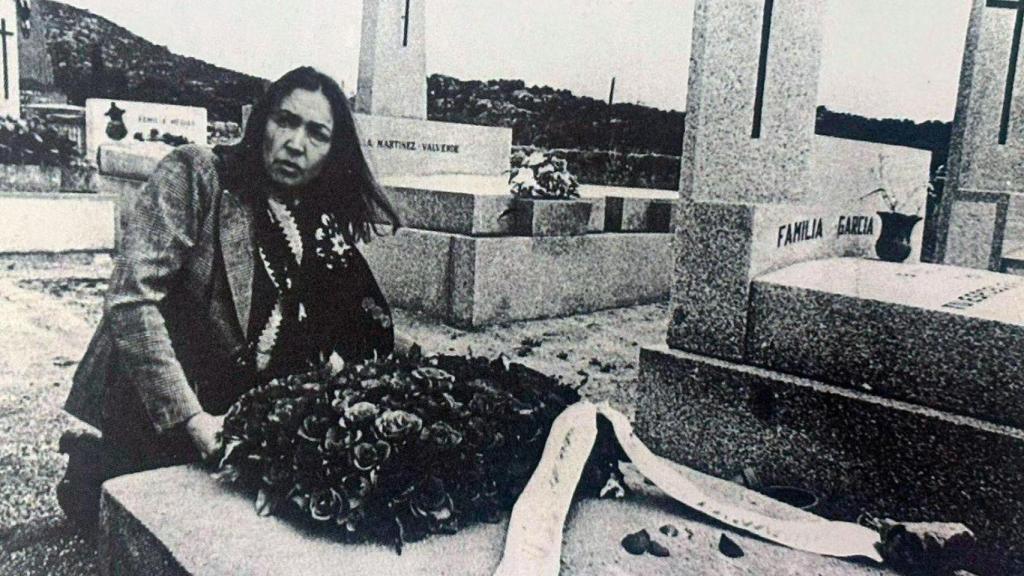 La periodista Oriana Fallaci ante la tumba de Ramón García Sanz, en el cementerio de Hoyo de Manzanares, en 1976.