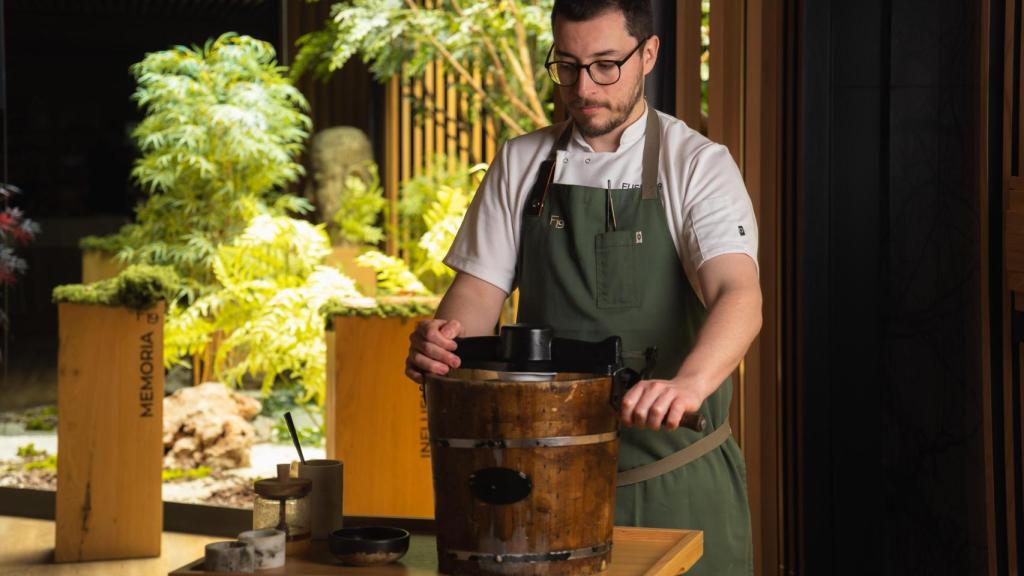Aleix Serra preparando un helado de tambor mallorquín.