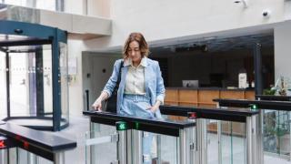 Mujer fichando en el trabajo.