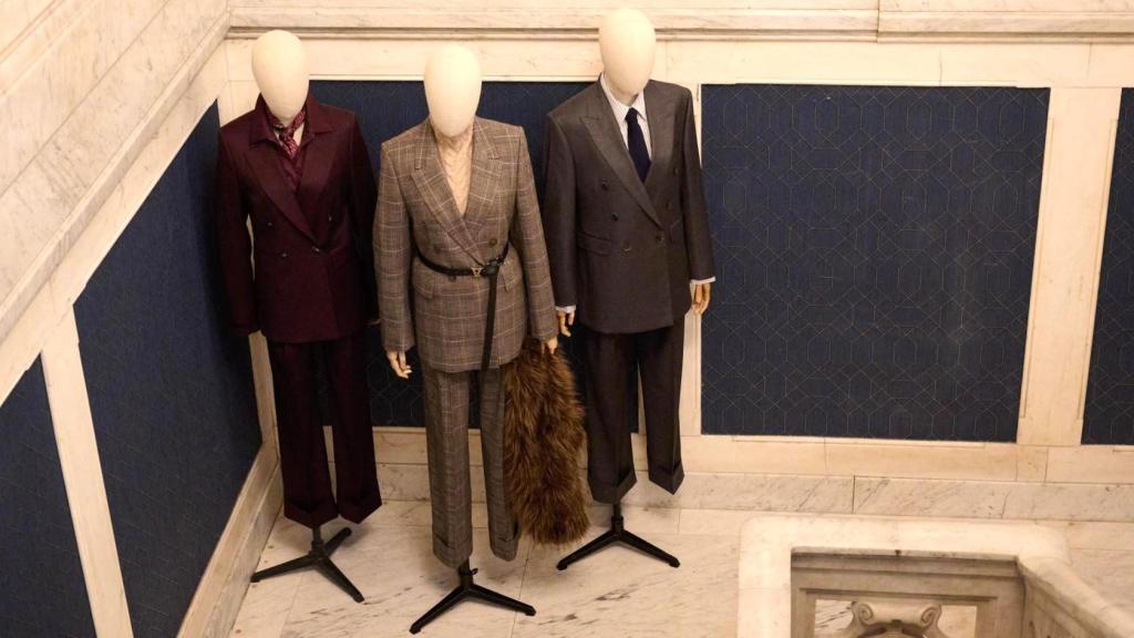 Algunas de las prendas que el diseñador presentó ayer en el barrio de Salamanca.