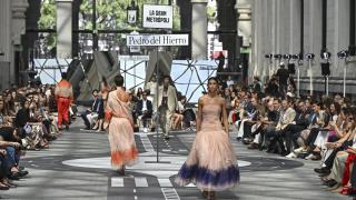 Pedro del Hierro rinde homenaje a la mujer cosmopolita en la Mercedes-Benz Fashion Week Madrid con el desfile de 'La Gran Metrópoli'