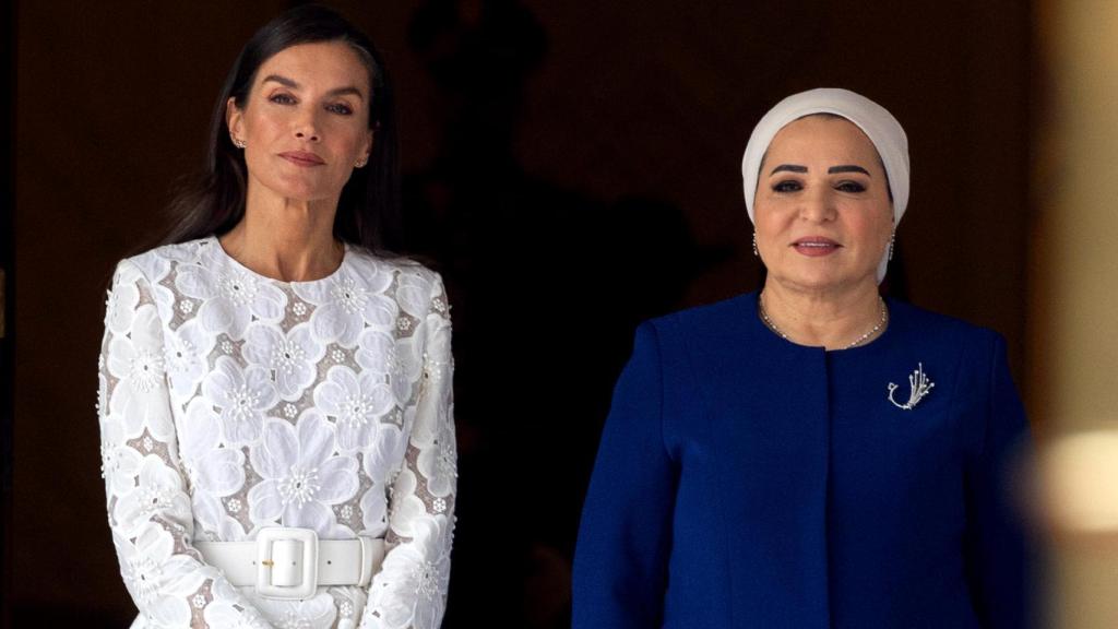 La Reina, junto a Entissar Amer.