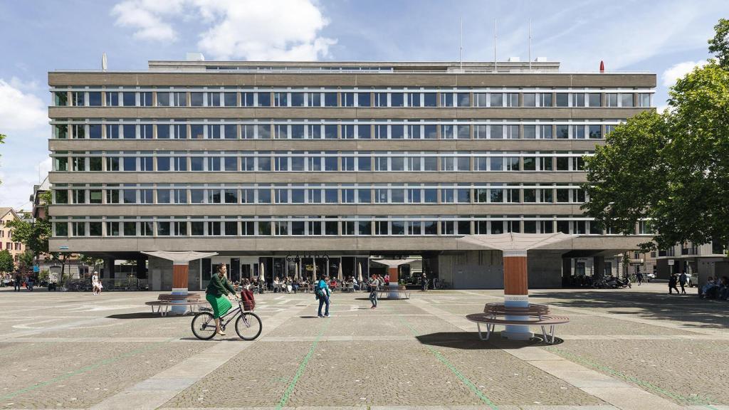 Concepto del ladrillo Bloc en una plaza pública.