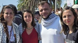 Mohammed junto a Ione Bellarra, Irene Montero y Ana, la valenciana que le recibió en España.