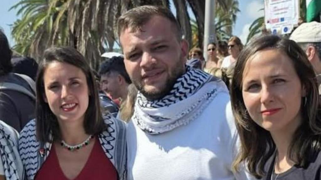 Mohammed junto a Ione Bellarra, Irene Montero y Ana, la valenciana que le recibió en España.