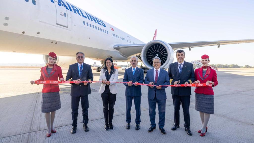 Directivos de Turkish Airlines tras la llegada del primer vuelo de la compañía a Sevilla.