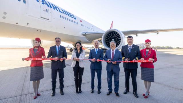Directivos de Turkish Airlines tras la llegada del primer vuelo de la compañía a Sevilla.