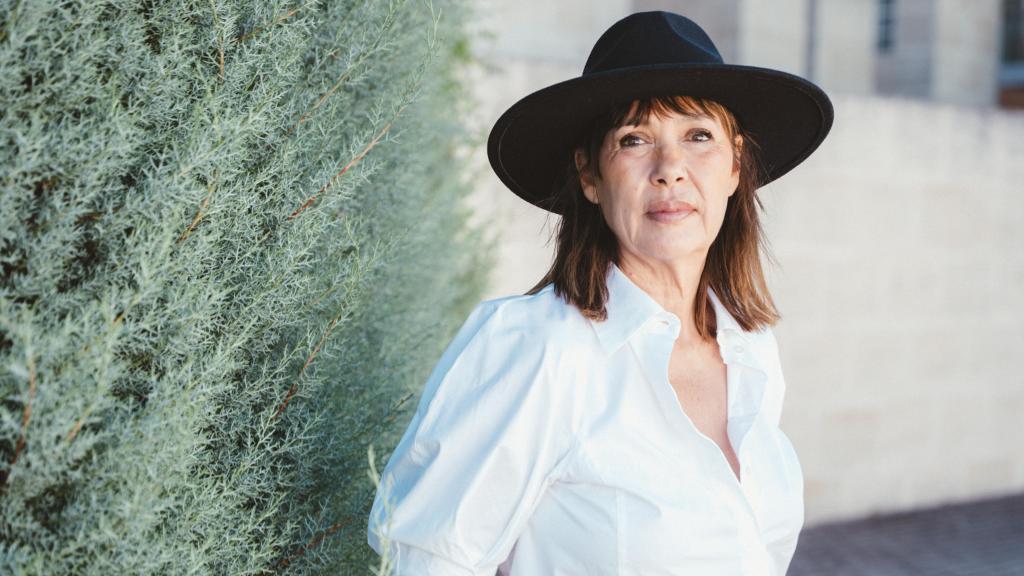 Retrato de la directora y activista, con un estilismo de Mirto.