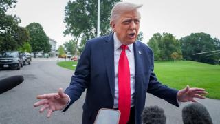 Donald Trump atiende a los periodistas en los jardines de la Casa Blanca.