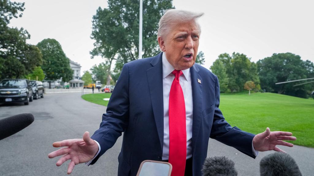 Donald Trump atiende a los periodistas en los jardines de la Casa Blanca.