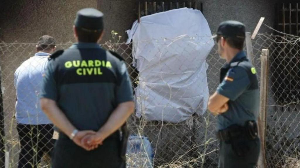 Unos guardias civiles en la casa donde se produjo la paliza mortal a Toño.
