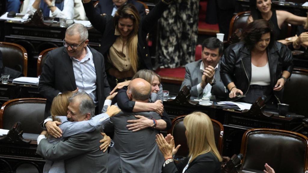 La oposición celebra su victoria en la Cámara de Diputados este miércoles.