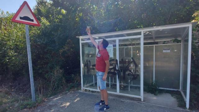 Raúl intenta coger algo de cobertura en la marquesina, único punto viable del pueblo