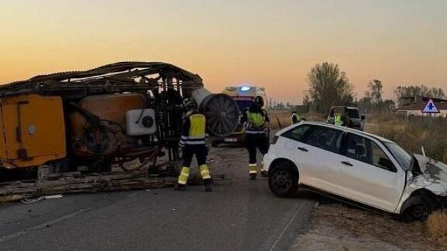 Imagen del accidente en Chañé (Segovia) entre un tractor y un turismo
