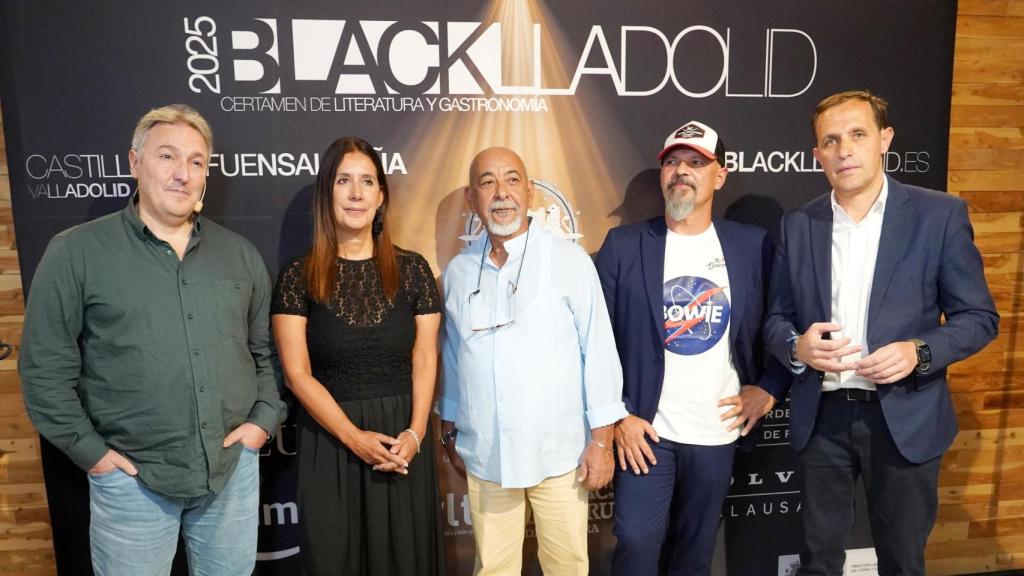 El presidente de la Diputación de Valladolid, Conrado Íscar, y los escritores Leonardo Padura, César Pérez Gellida y Dolores Redondo inauguran la quinta edición del certamen Blacklladolid. En la imagen junto a la alcaldesa de Fuensaldaña y el diputado de Cultura
