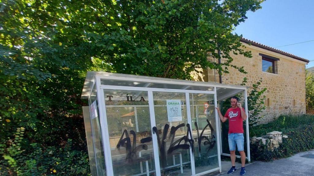 Raúl posa en la famosa marquesina