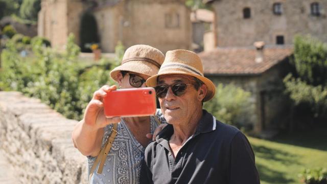 Una pareja de jubilados se toma un selfie