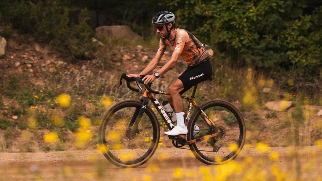 Kilian Jornet cubriendo una parte su reto 'States of Elevation' en bicicleta.