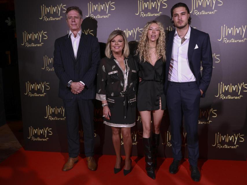 Terelu Campos posando con su hija, Carlo Costanzia hijo y Carlo Costanzia padre.