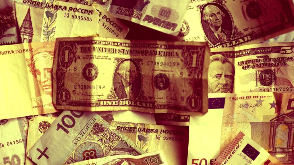 Billetes de diferentes monedas, incluidos euros, dólares estadounidenses , liras turcas o reales brasileños.