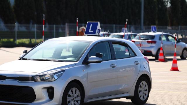 Un coche de una autoescuela.