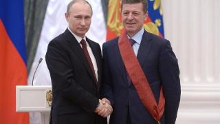 Dmitri Kózak junto a Putin en 2014.