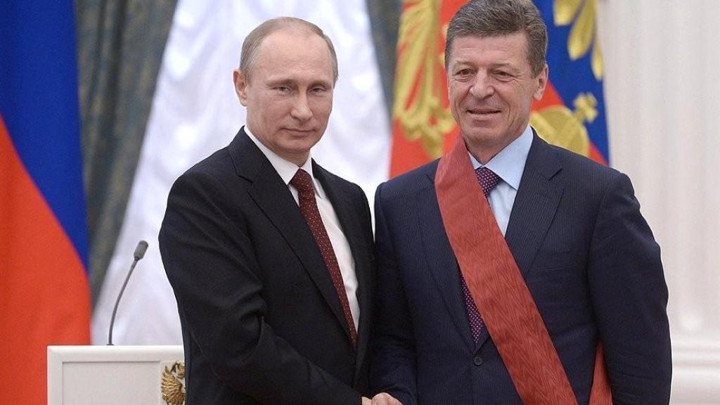 Dmitri Kózak junto a Putin en 2014.
