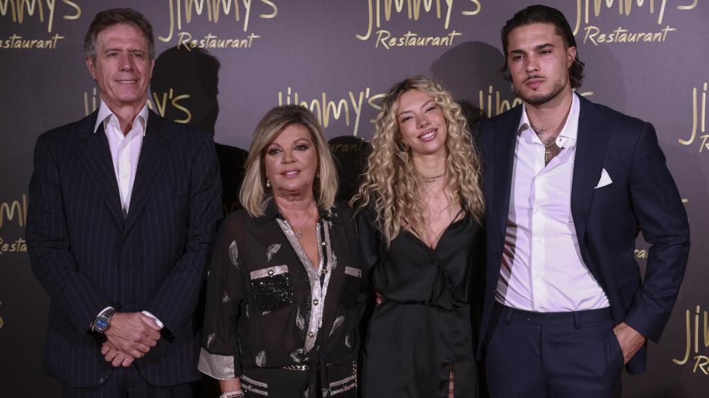 Terelu Campos, Alejandra Rubio Carlo Costanzia y su padre en la celebración de cumpleaños de la presentadora en Madrid.