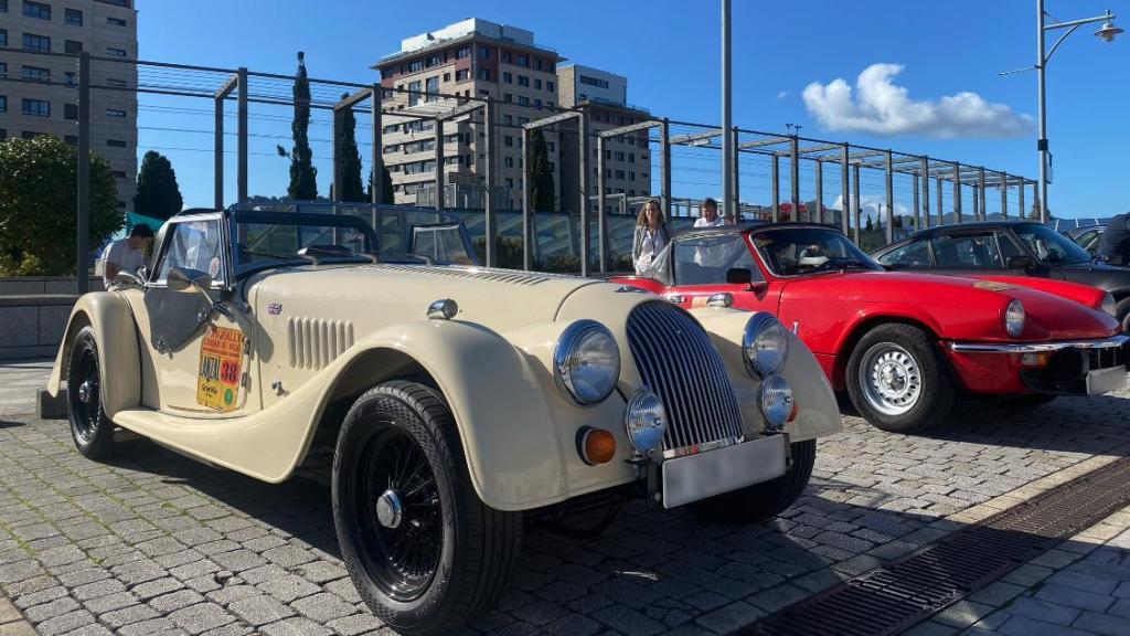 Dos de los coches clásicos expuestos en el Centro Comercial Gran Vía de Vigo