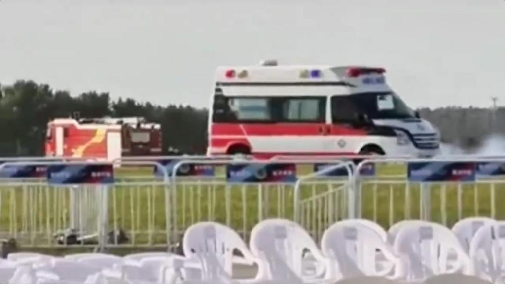 Bomberos apagando el incendio.
