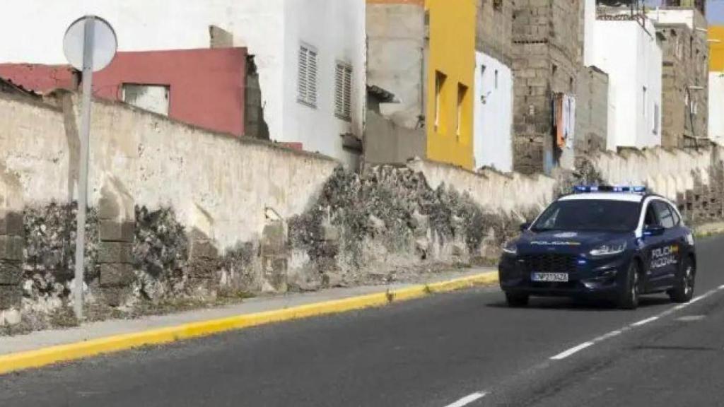 Un coche de la Policía Nacional frente al edificio en el que sucedieron los hechos. .