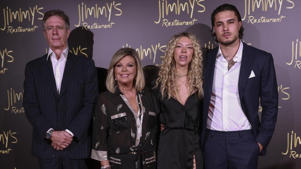 Terelu posando con Alejandra y con Carlo padre y Carlo hijo.