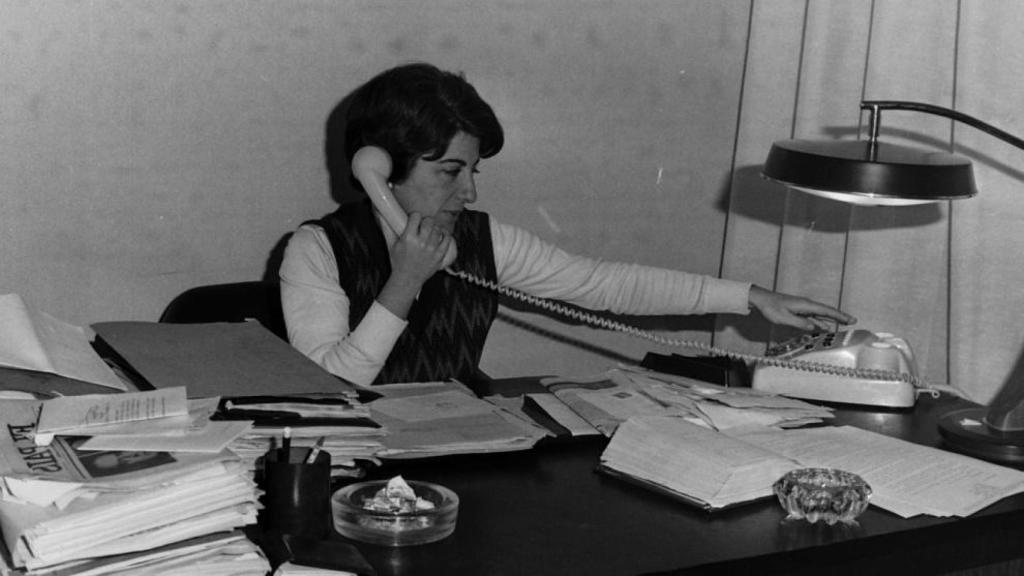 Paca Sauquillo en su despacho en 1970.