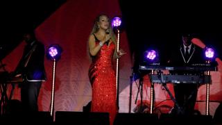 Mariah Carey actúa en un escenario flotante con forma de nenúfar gigante Victoria amazonica en el río Guama, en Belém, estado de Pará, Brasil, el 17 de septiembre de 2025. REUTERS/Wagner Santana